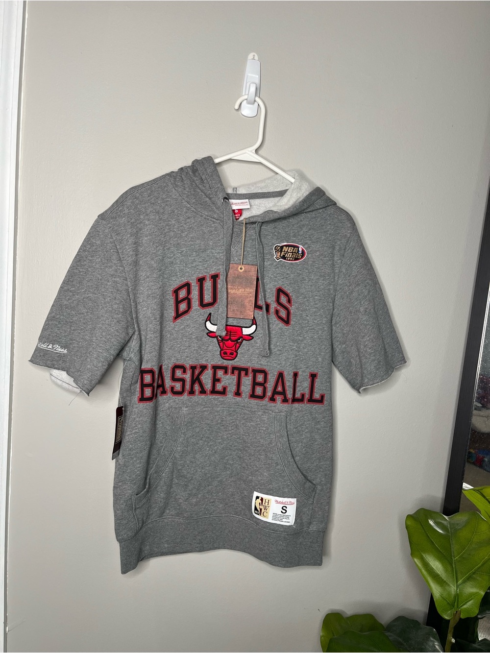 Mitchell & Ness Gray Bulls Basketball short sleeve Hoodie Official Team Apparel